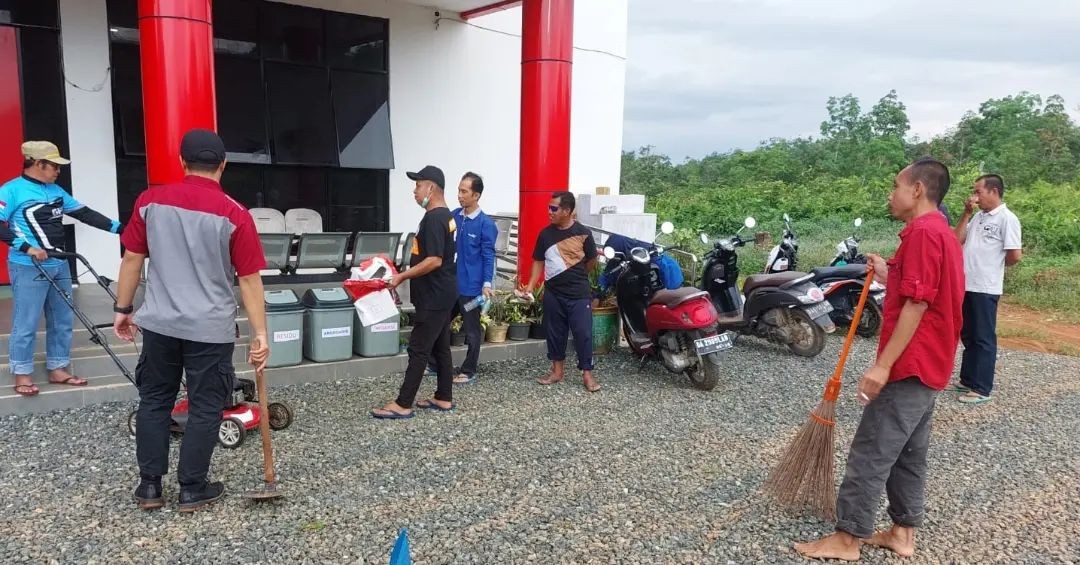 Gotong royong pembersihan disekitar lingkungan kantor Kecamatan Panyipatan.16/9/2022